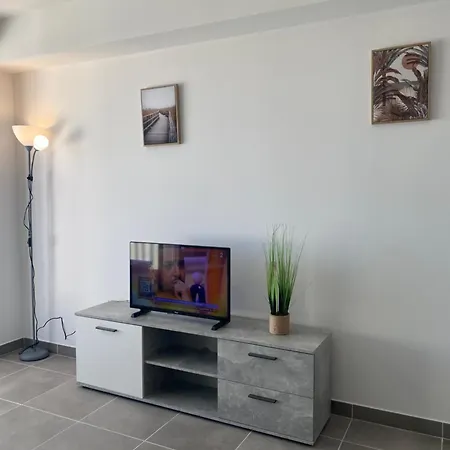 Apartment Avec Terrasse Et Parking - V0841